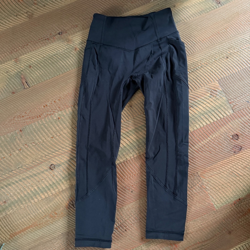 Black Lululemon yoga leggings - women's size 6 , excellent condition